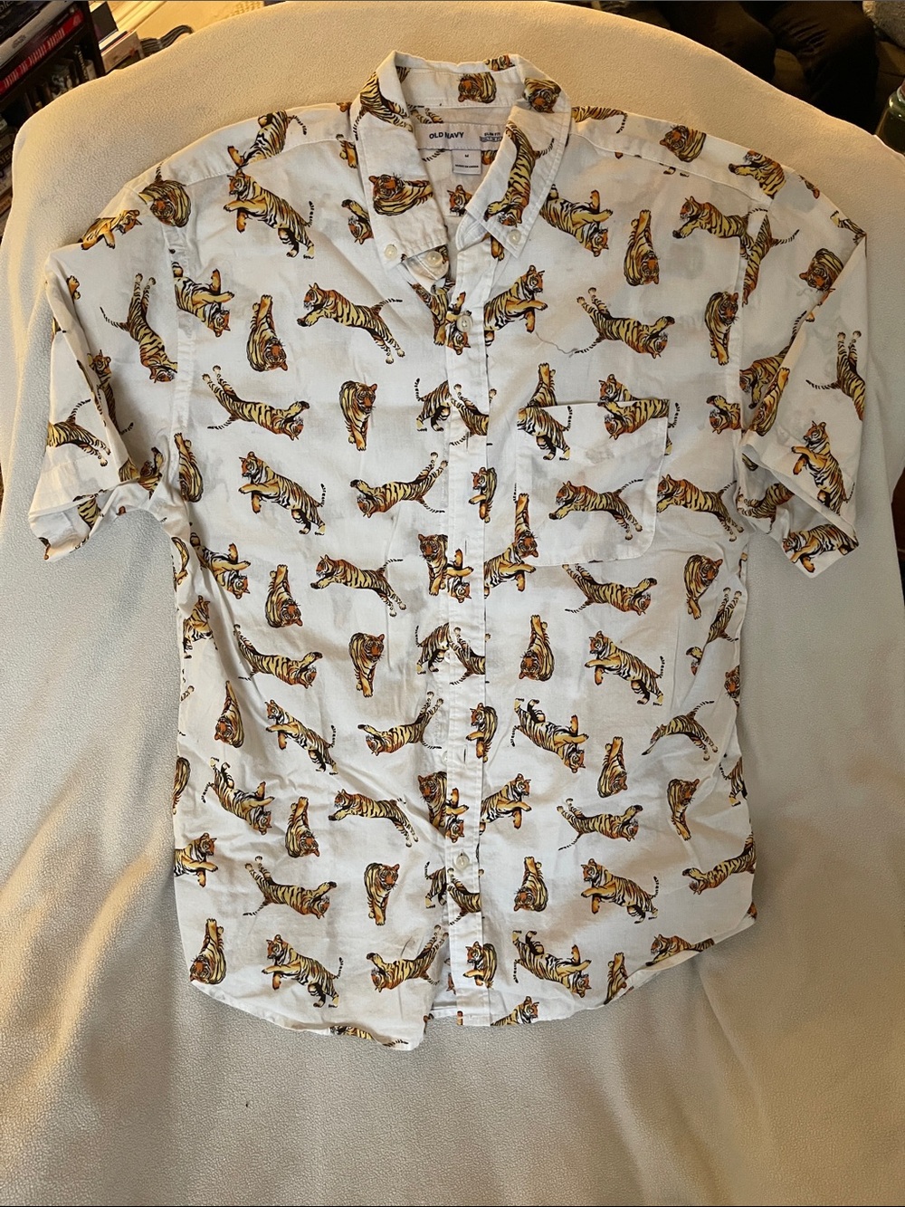Old Navy White Short-Sleeve Button-Up Shirt with Tiger Print med